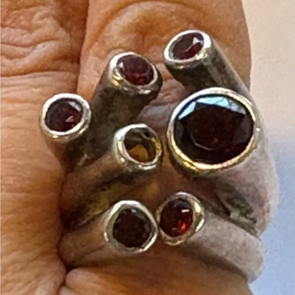 Sterling silver and garnet ring - missing a stone
